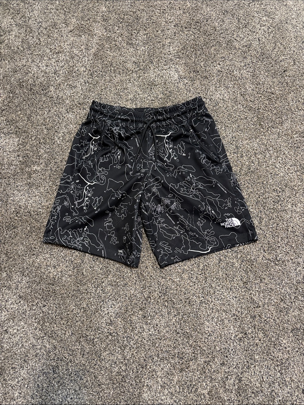 Boys The North Face Black Shorts with White Contour Print Size Large 12